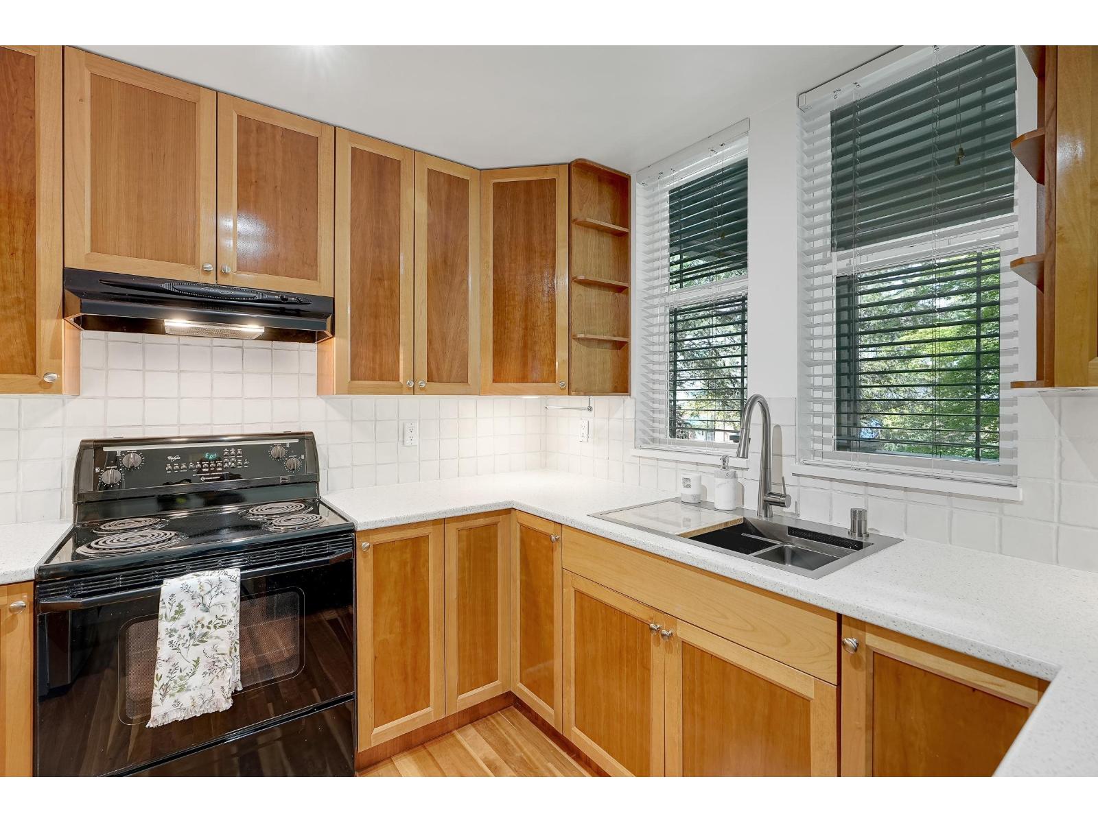 211 15350 16a Avenue Property Photo 1