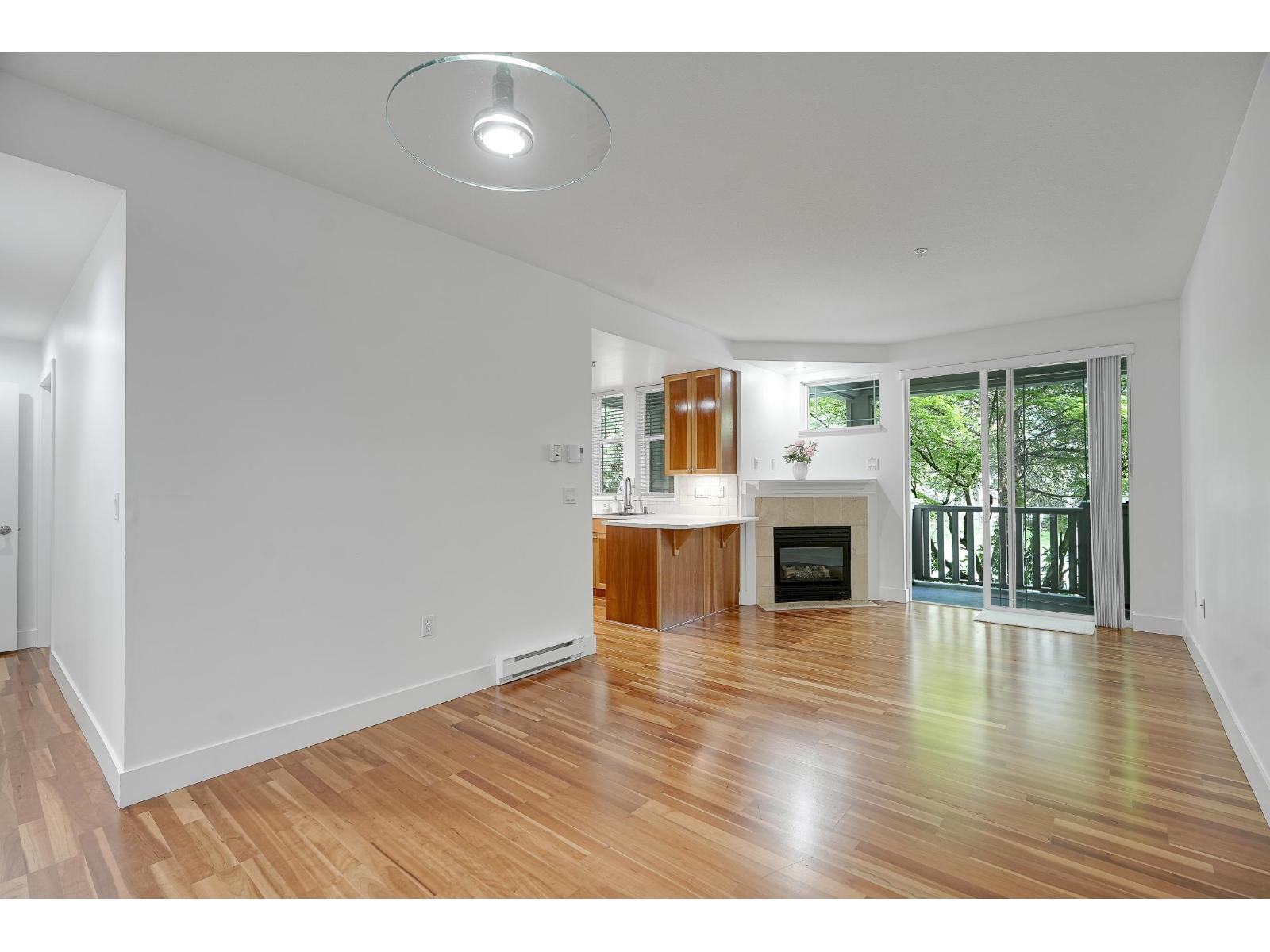 211 15350 16a Avenue Property Photo 3
