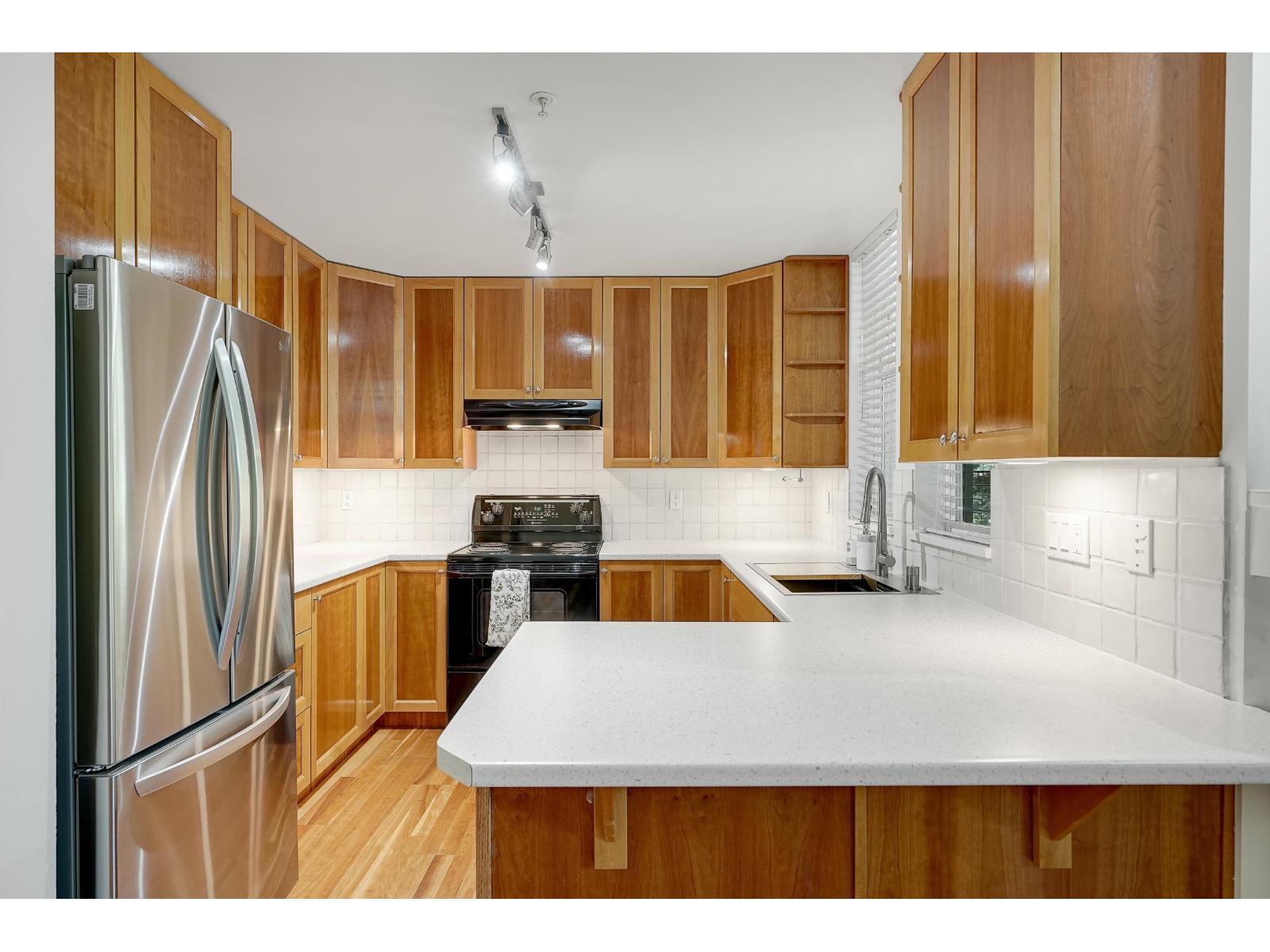 211 15350 16a Avenue Property Photo 9