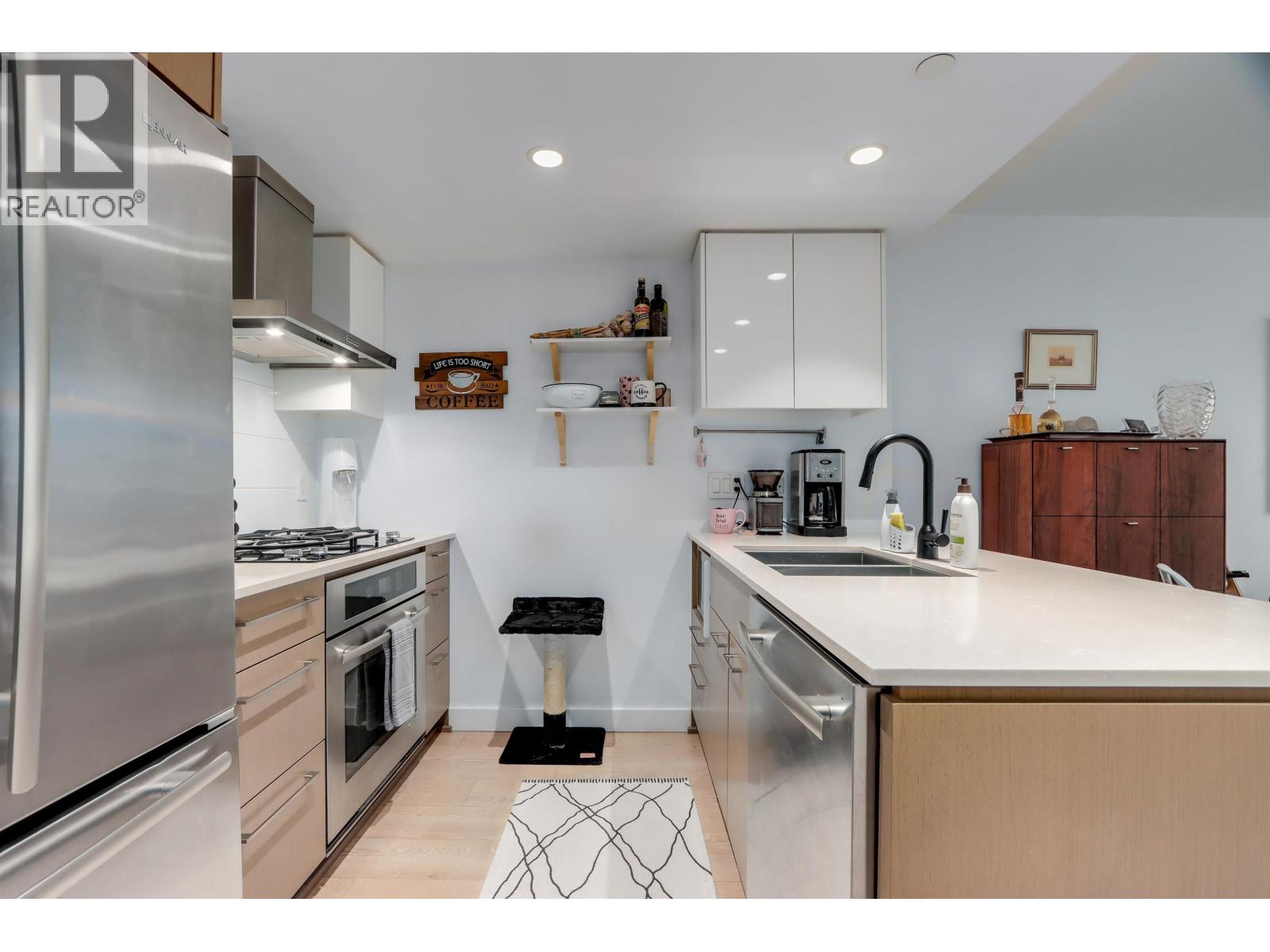 207 1618 Quebec Street Property Photo 2