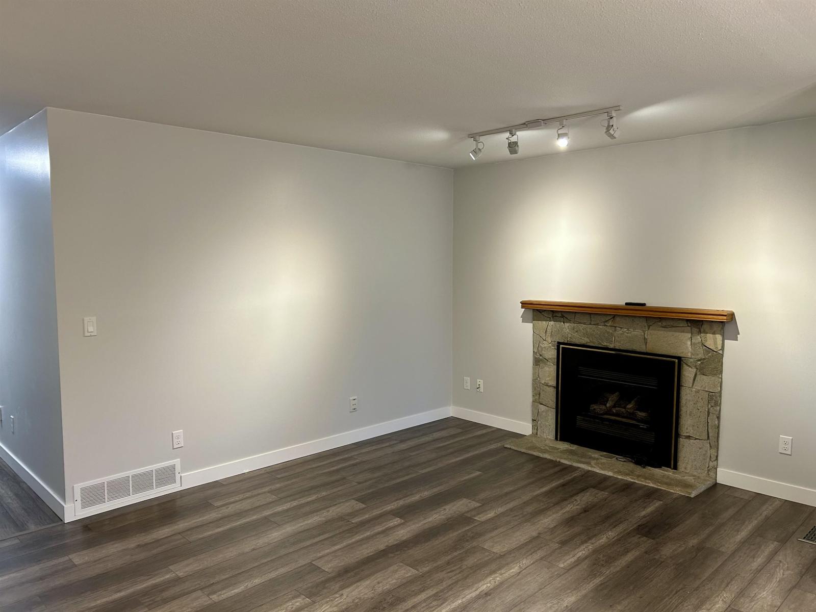 9419 159 Street Property Photo 7