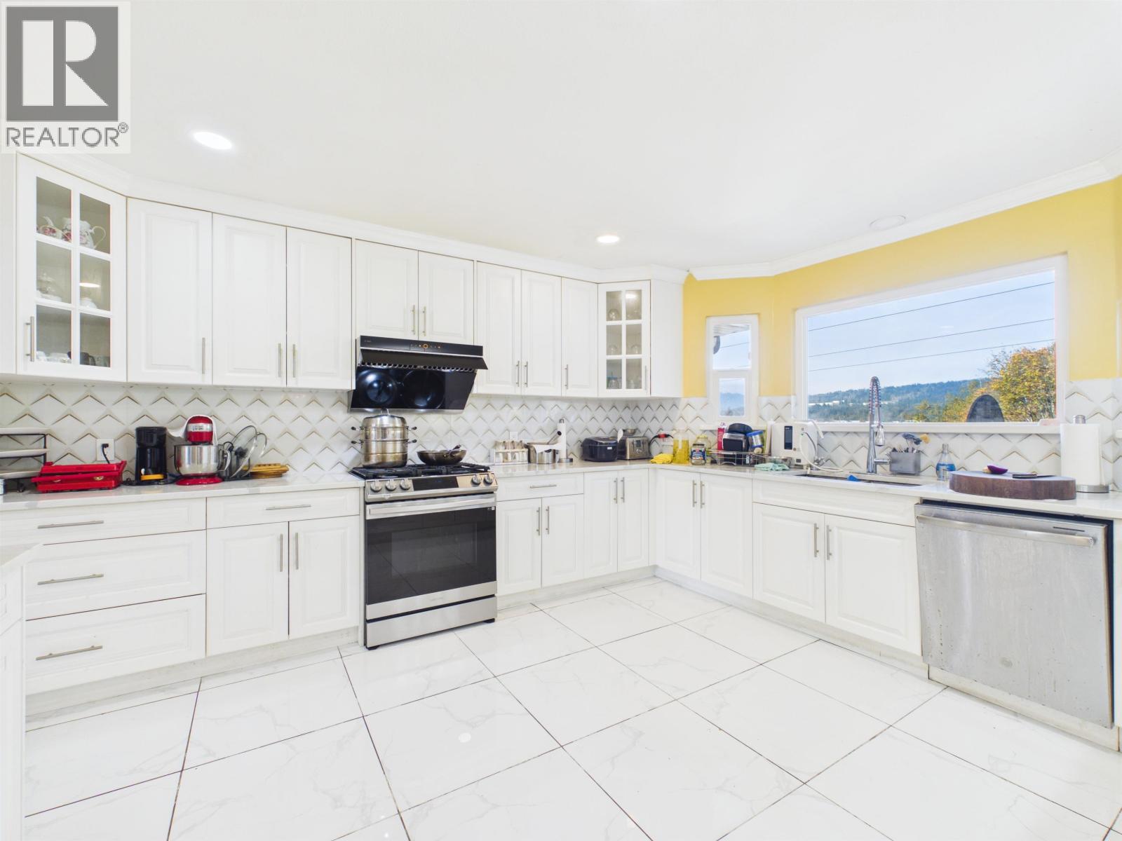 9025 Briar Road Property Photo 10