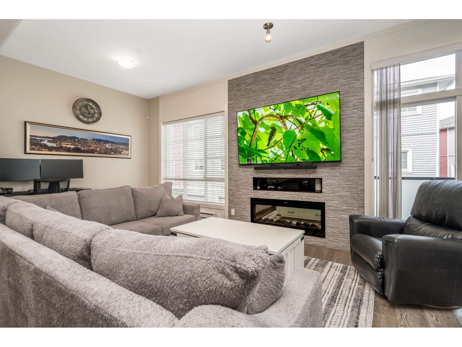 14 6945 185 Street Property Photo 5