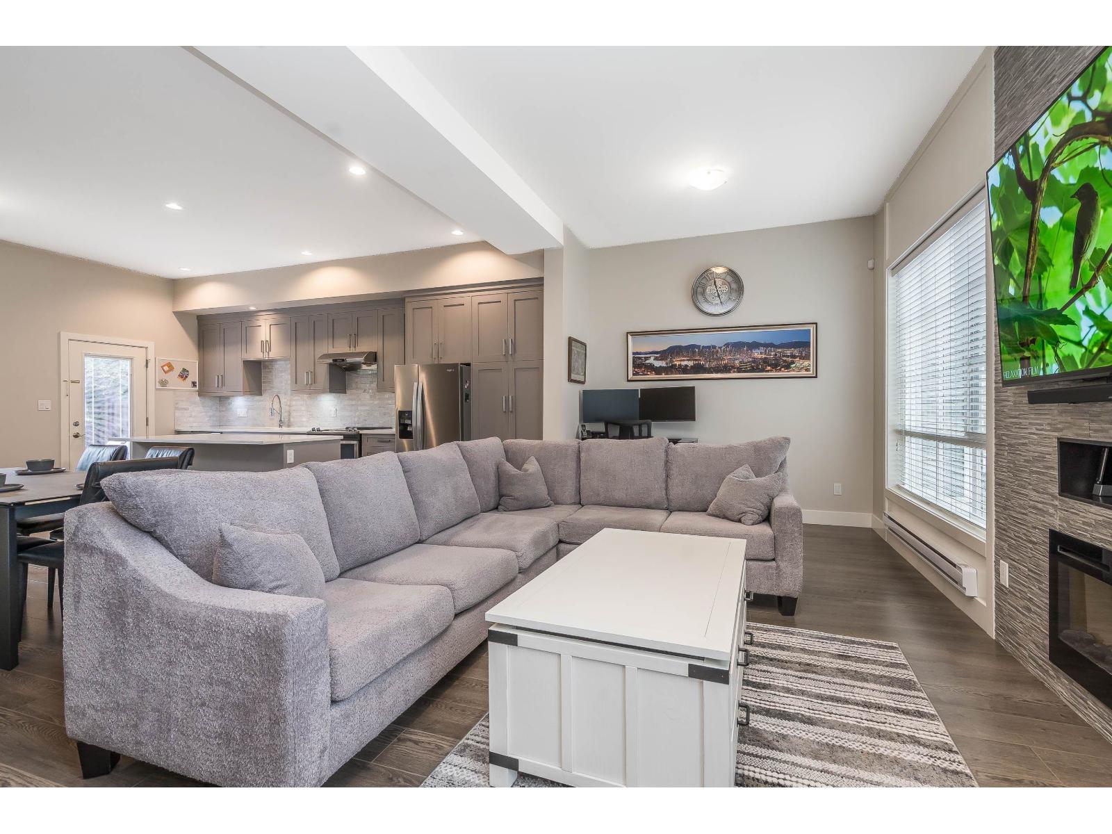 14 6945 185 Street Property Photo 6