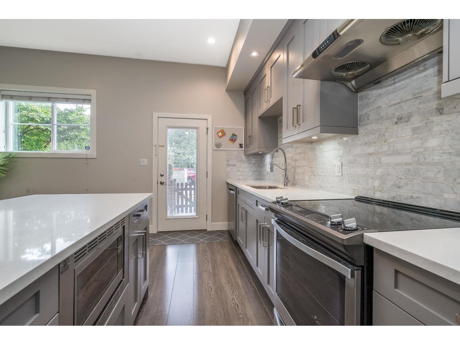 14 6945 185 Street Property Photo 9