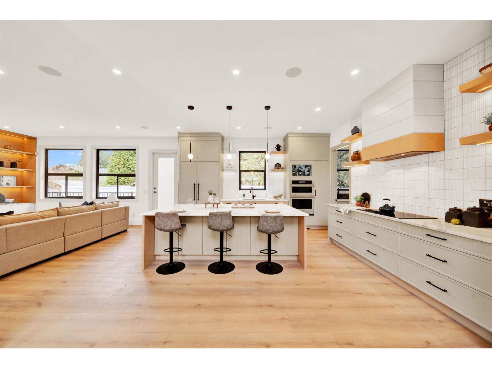 20141 Grade Crescent Property Photo 4