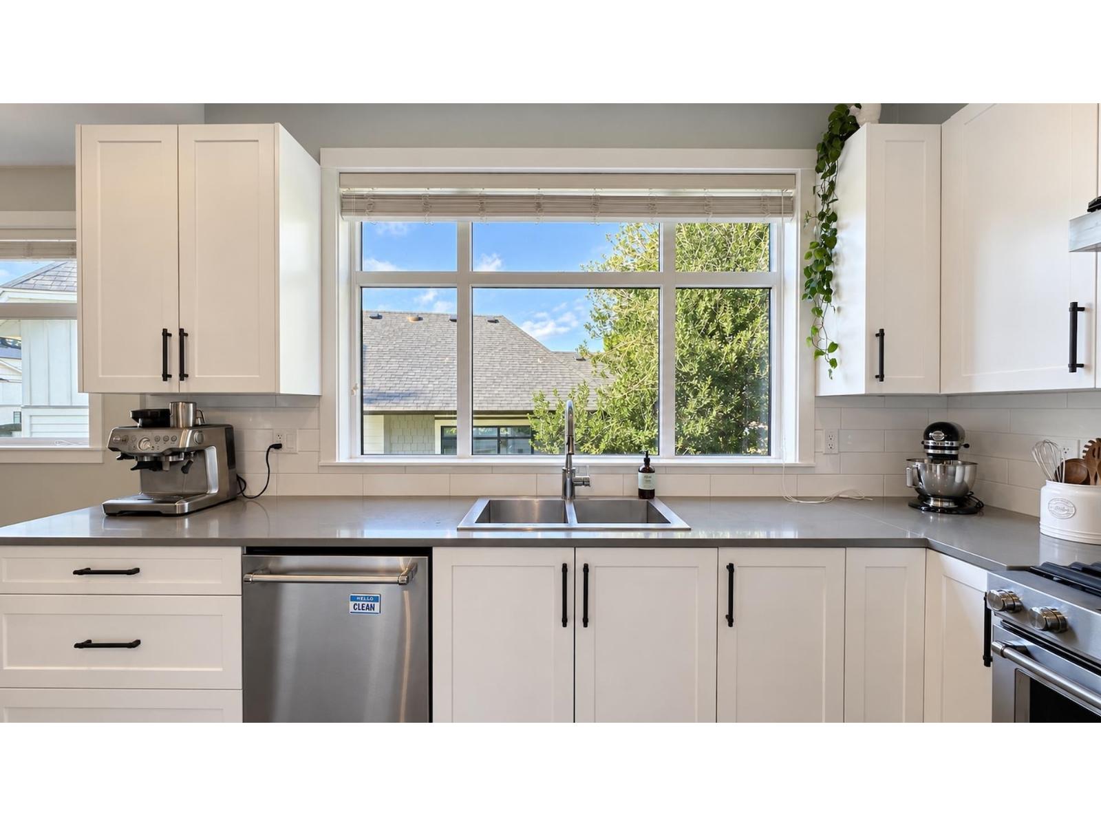 203 16528 24a Avenue Property Photo 11