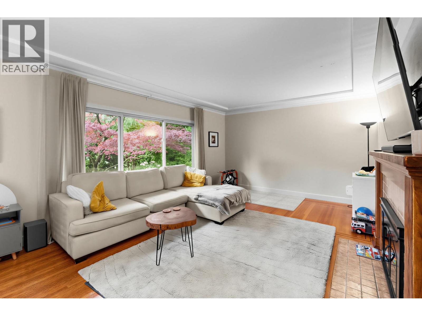 1095 E 29th Street Property Photo 2