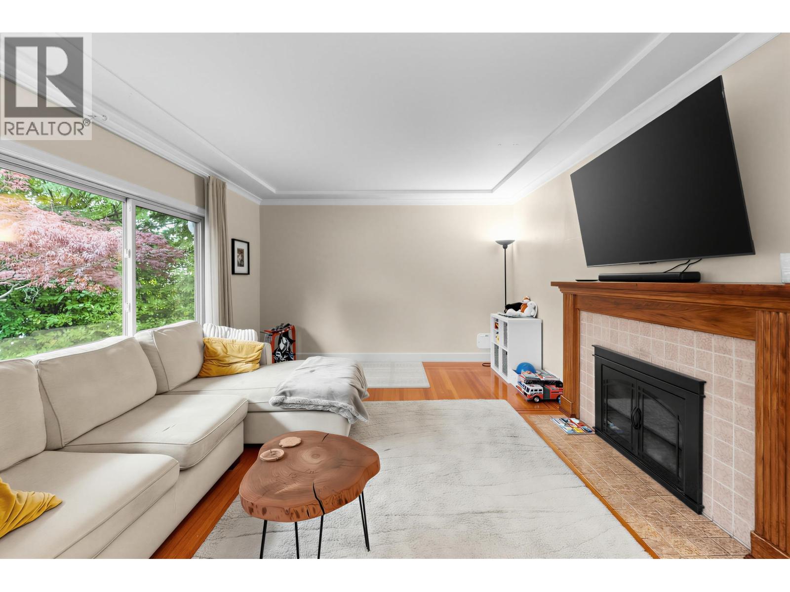 1095 E 29th Street Property Photo 3