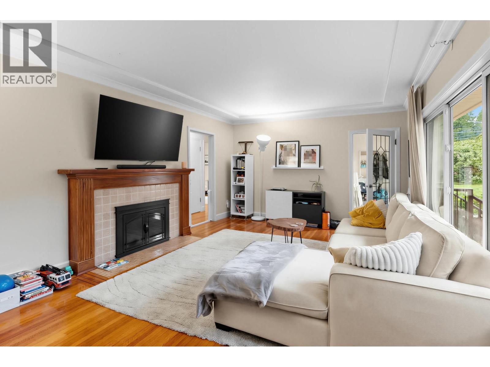 1095 E 29th Street Property Photo 5