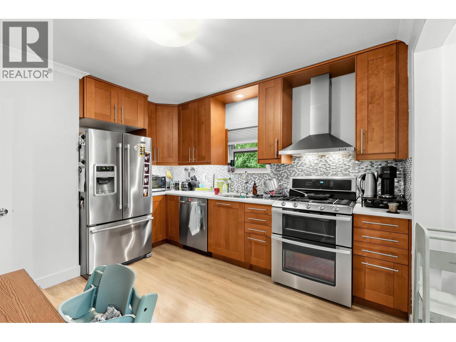 1095 E 29th Street Property Photo 8