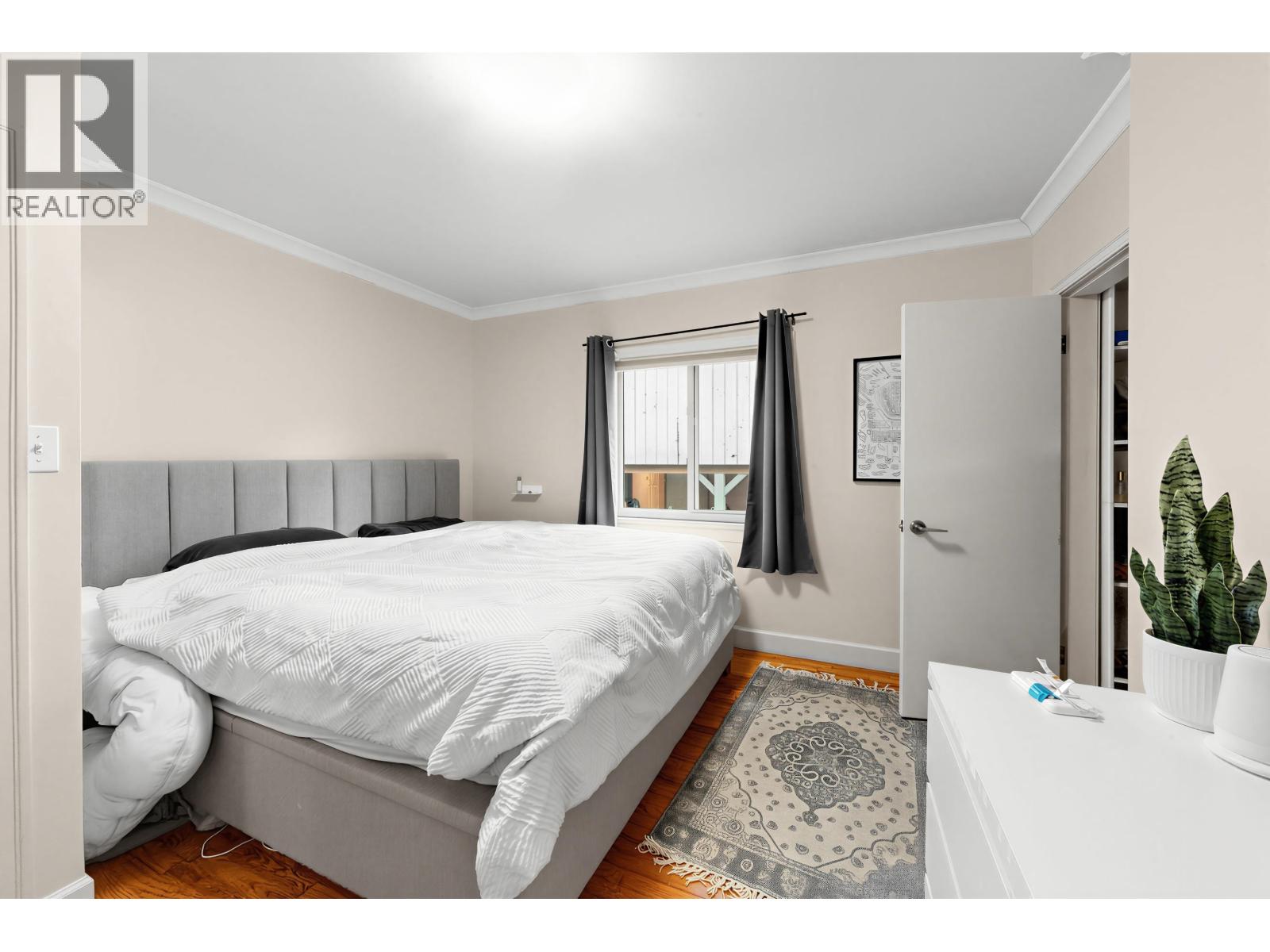 1095 E 29th Street Property Photo 11