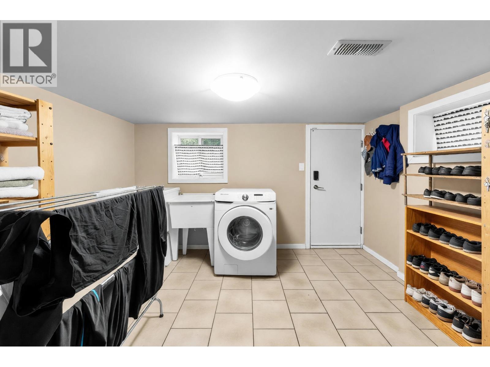 1095 E 29th Street Property Photo 19