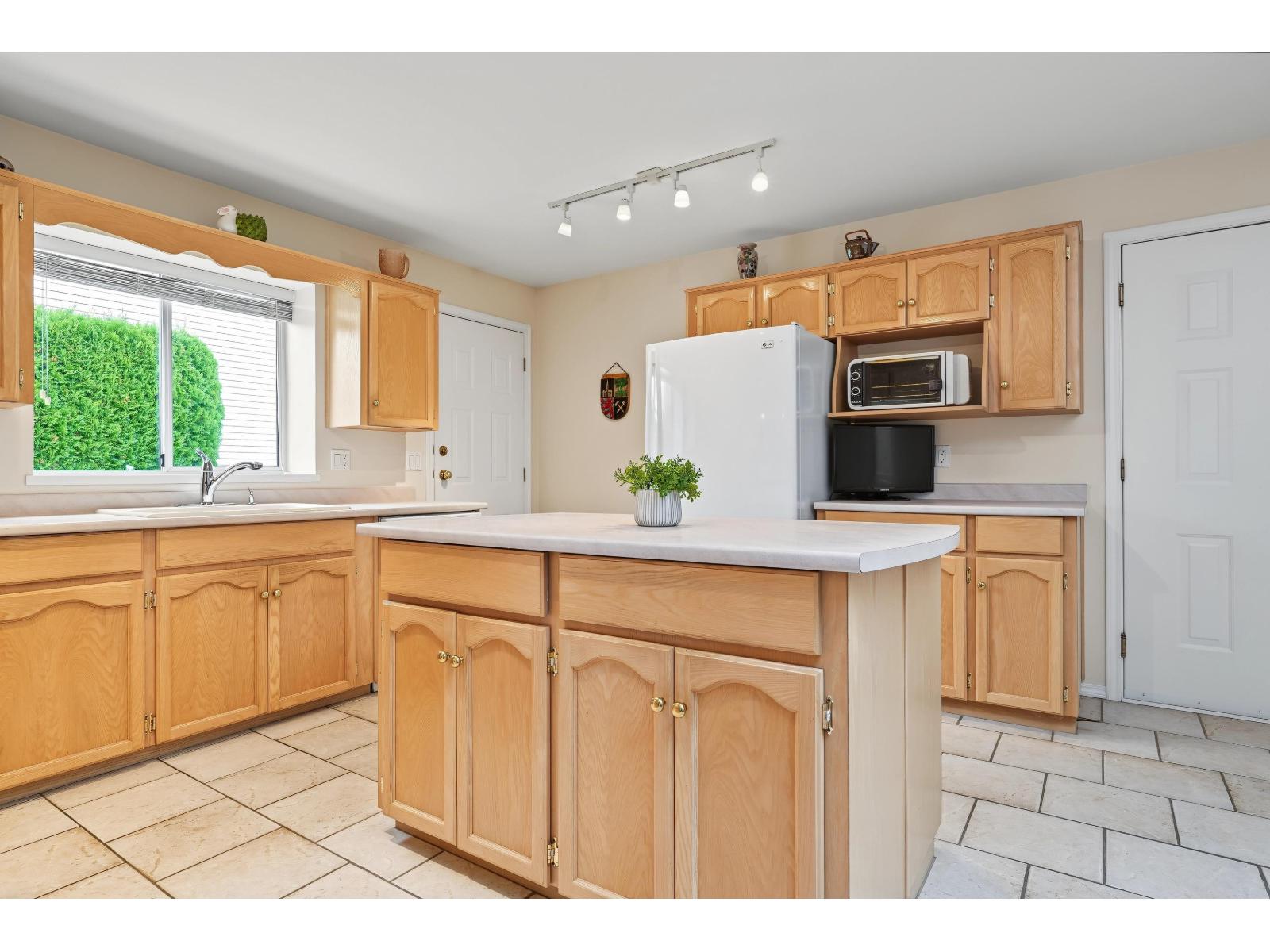 16155 16a Avenue Property Photo 10