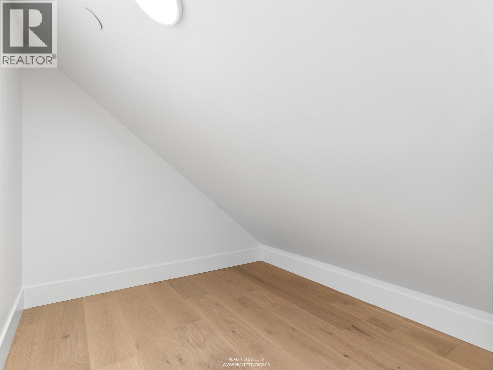 1 1986 E 8th Avenue Property Photo 22