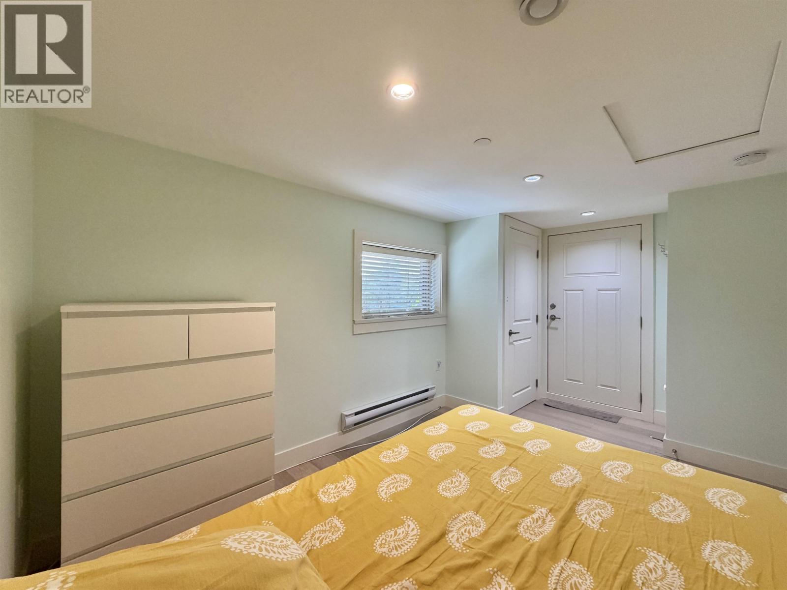582 E 57th Avenue Property Photo 9