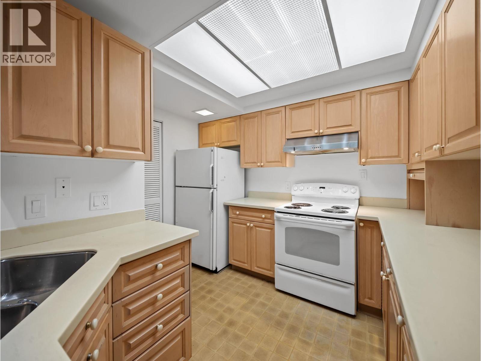 106 4900 Cartier Street Property Photo 8