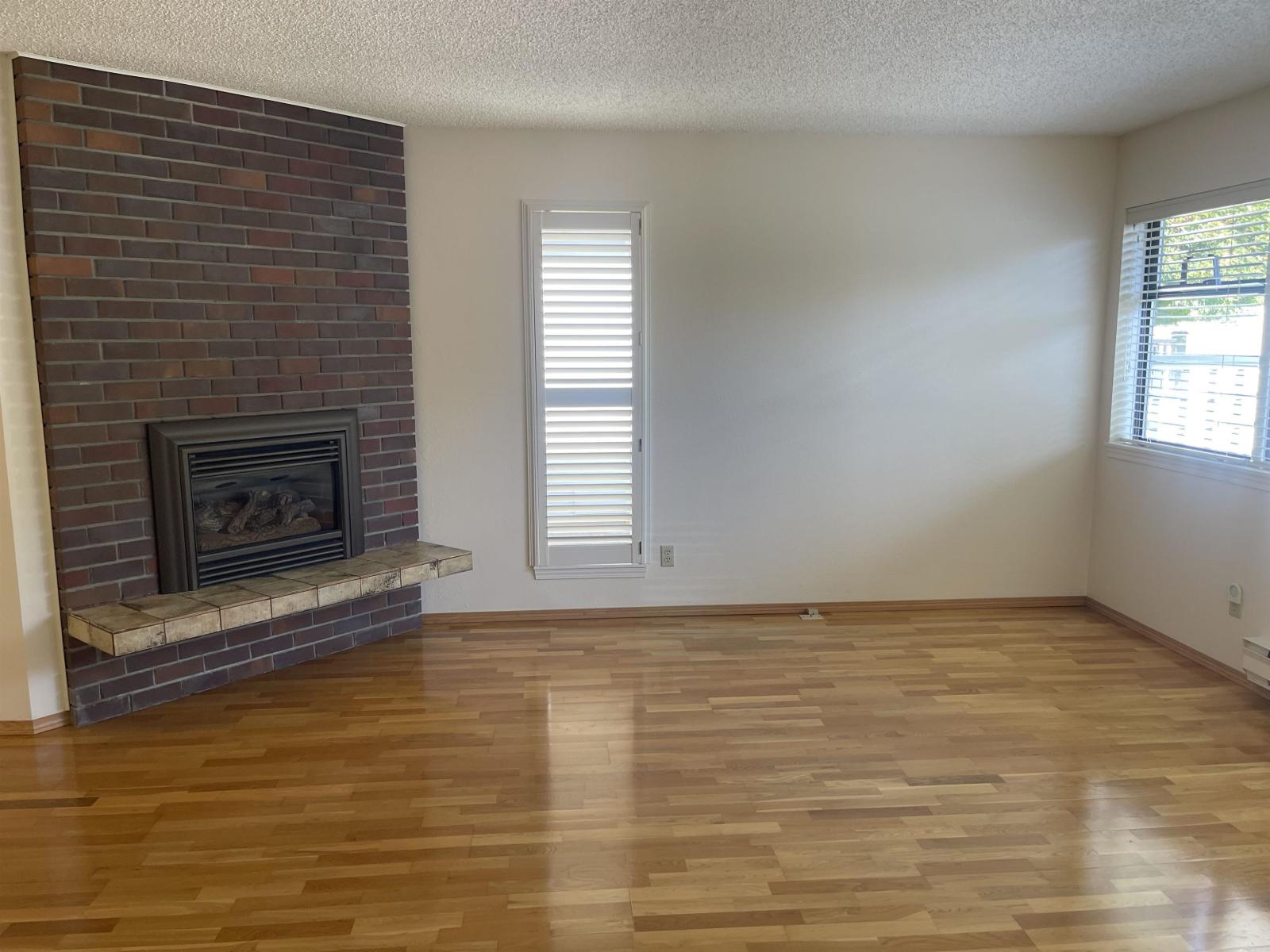 2 14217 18a Avenue Property Photo 5