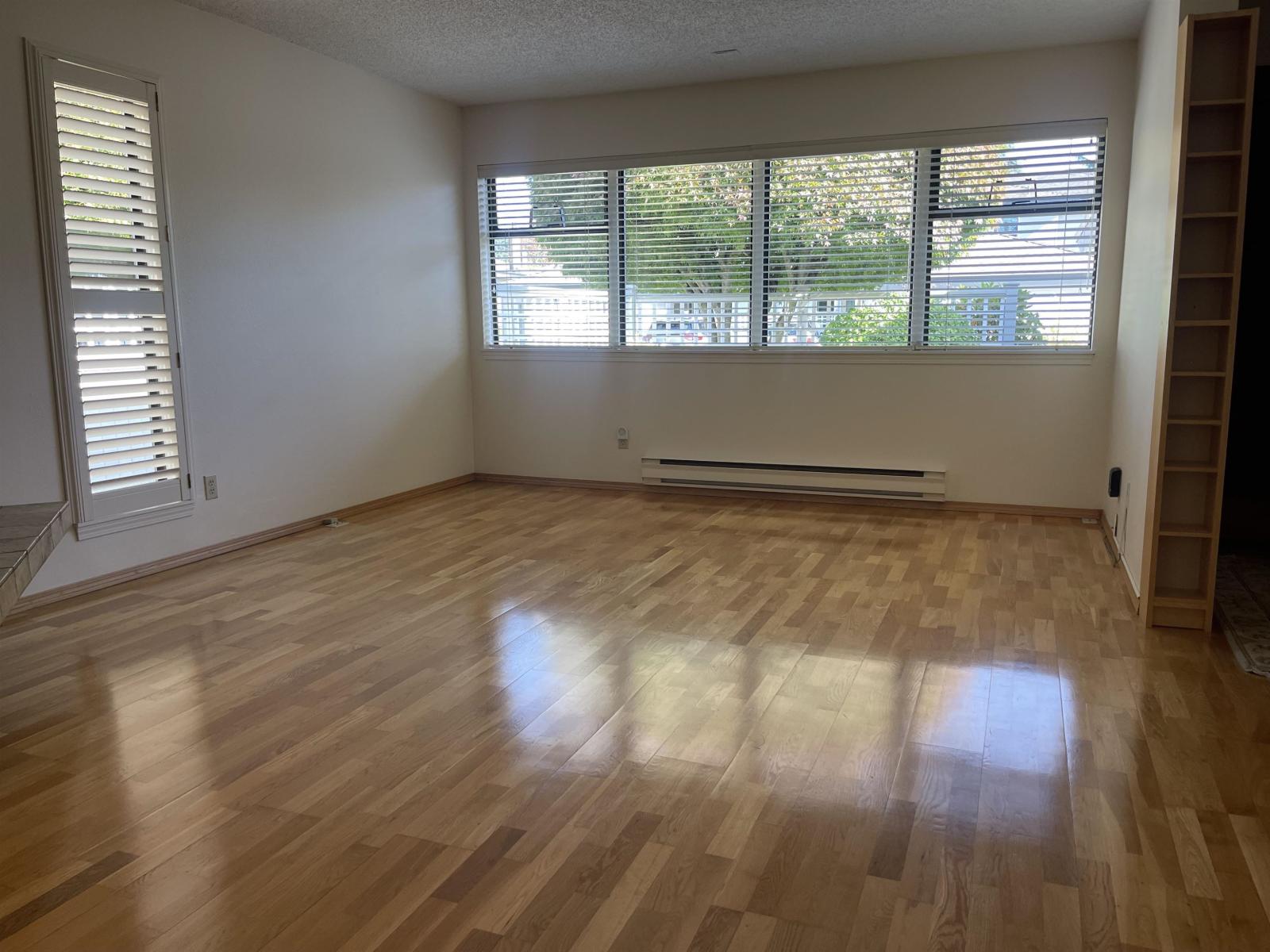 2 14217 18a Avenue Property Photo 14