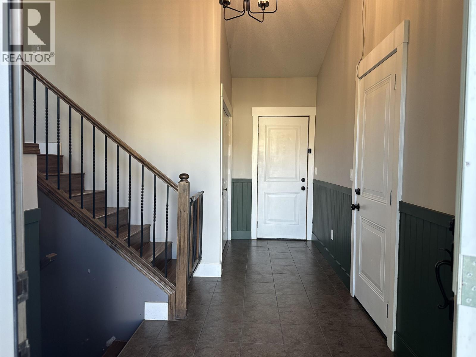 10216 S 97 Street Property Photo 4