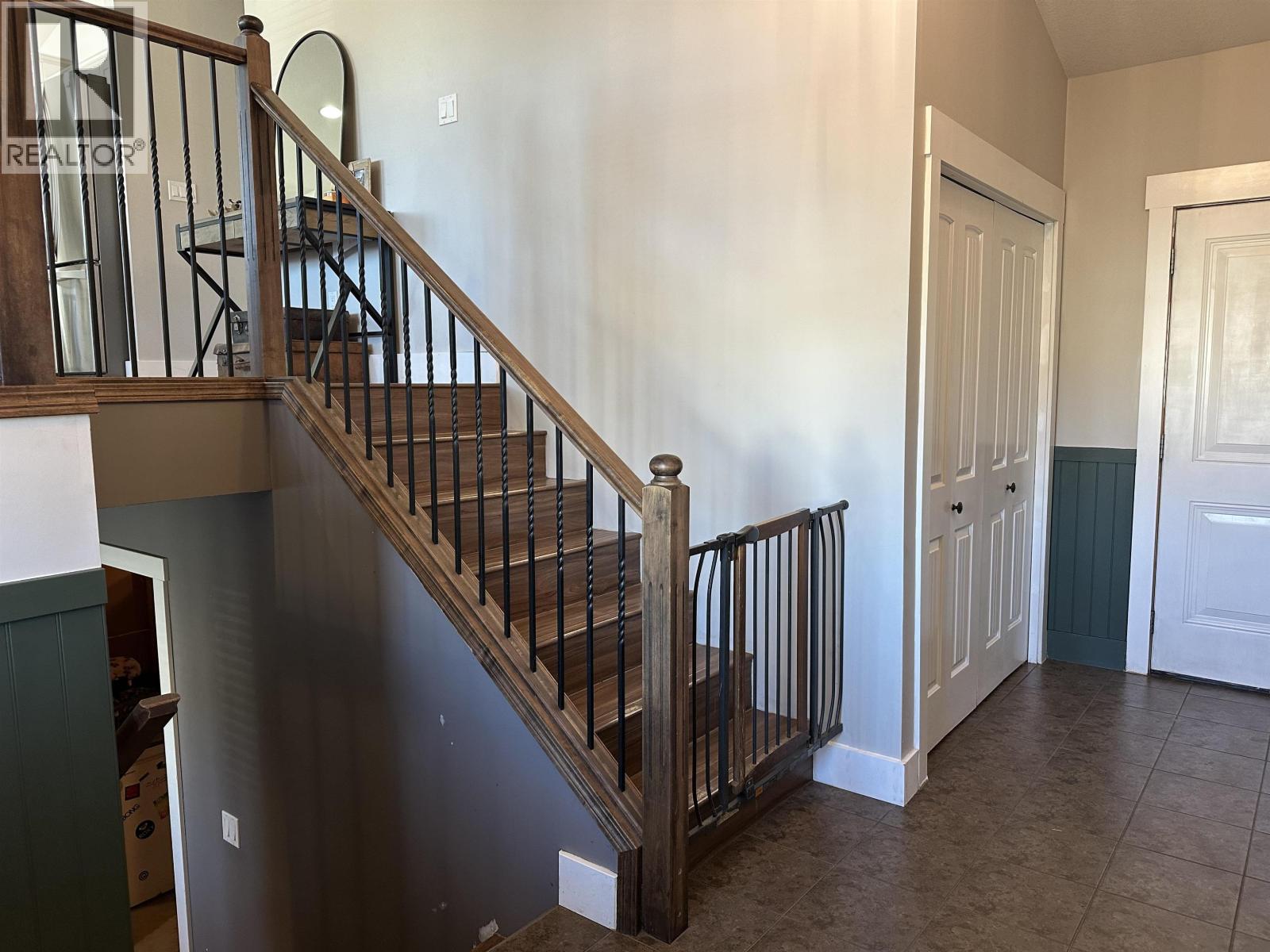 10216 S 97 Street Property Photo 5