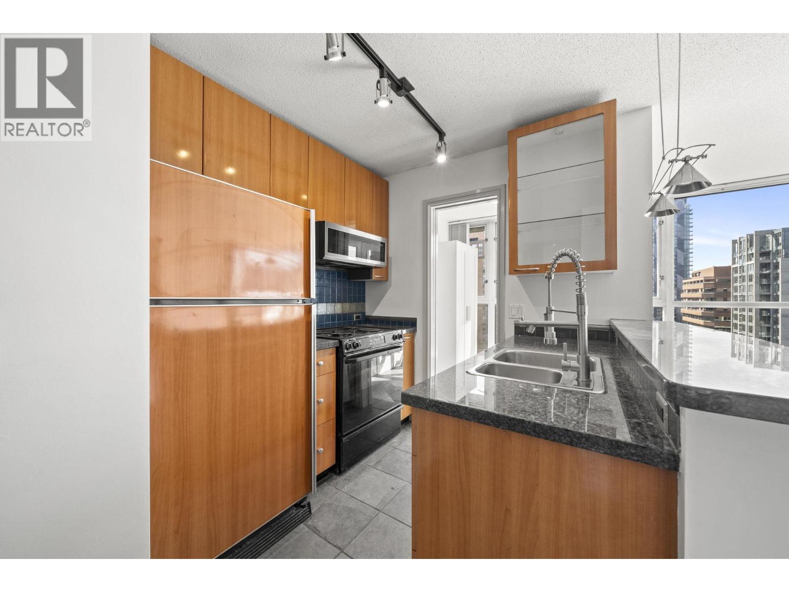 1807 1068 Hornby Street Property Photo 11