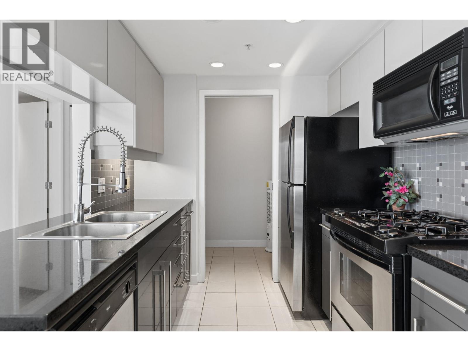 908 1408 Strathmore Mews Property Photo 6