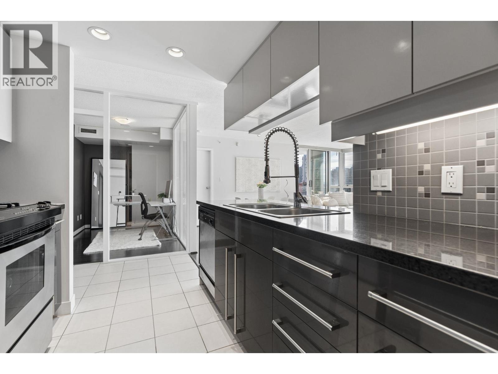 908 1408 Strathmore Mews Property Photo 8