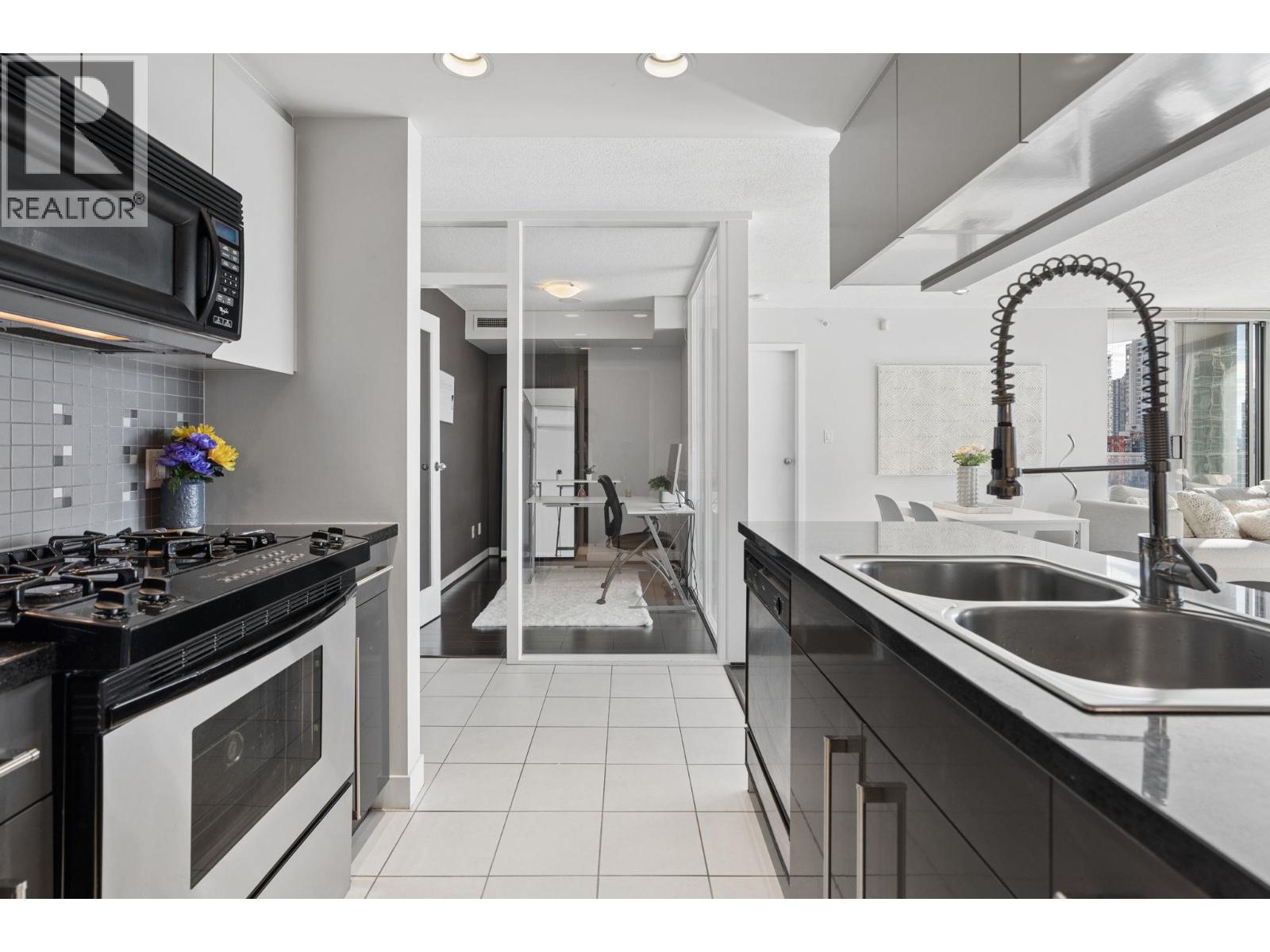 908 1408 Strathmore Mews Property Photo 9