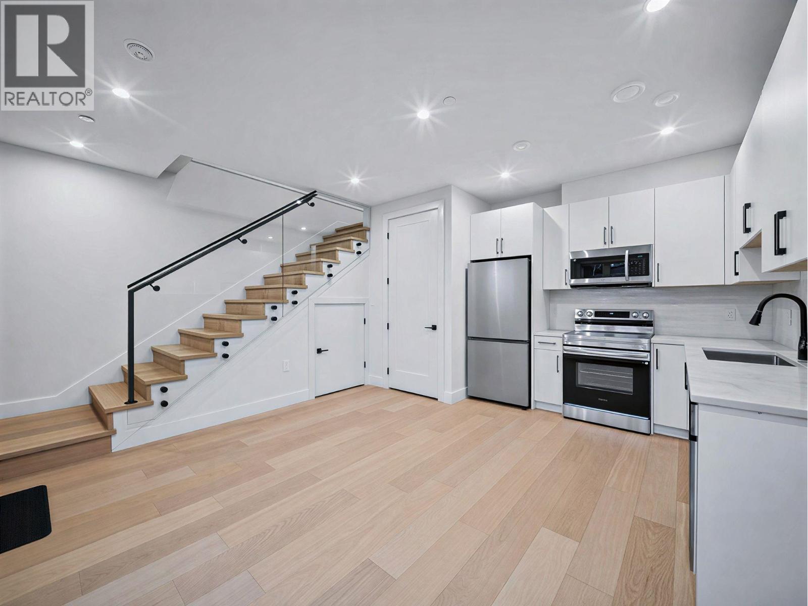 2 6989 Kerr Street Property Photo 1