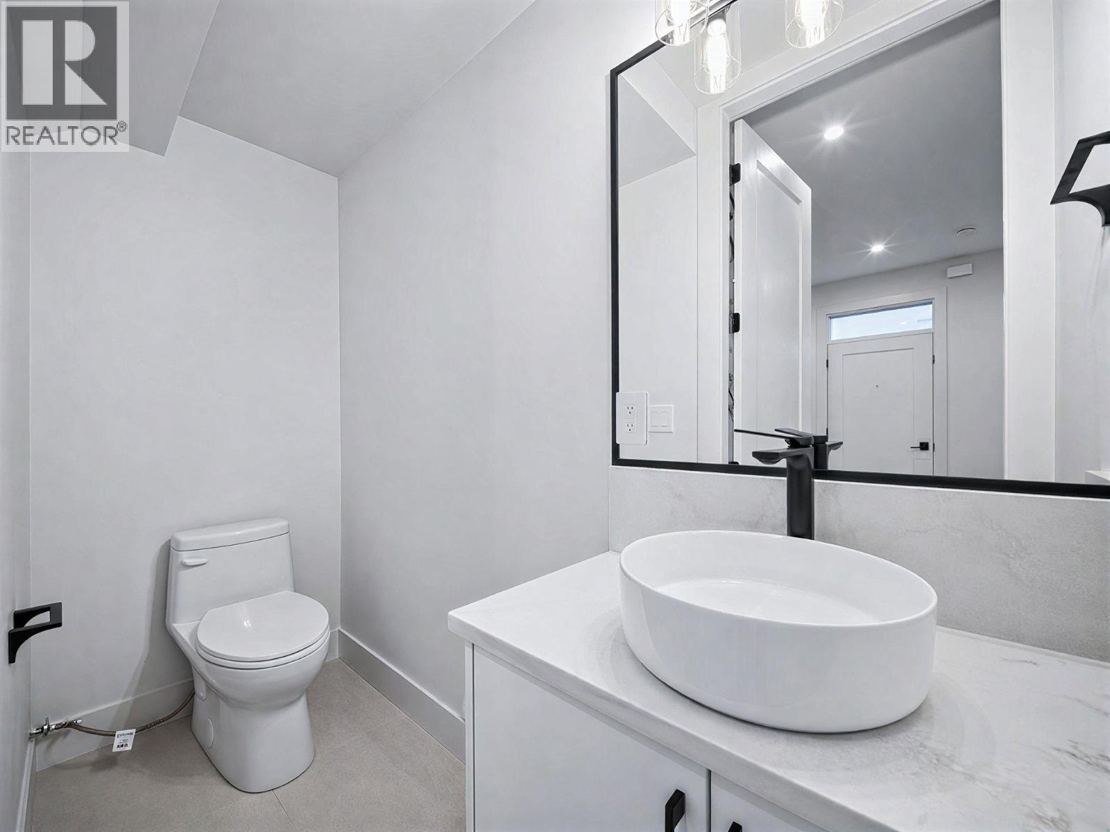 2 6989 Kerr Street Property Photo 5