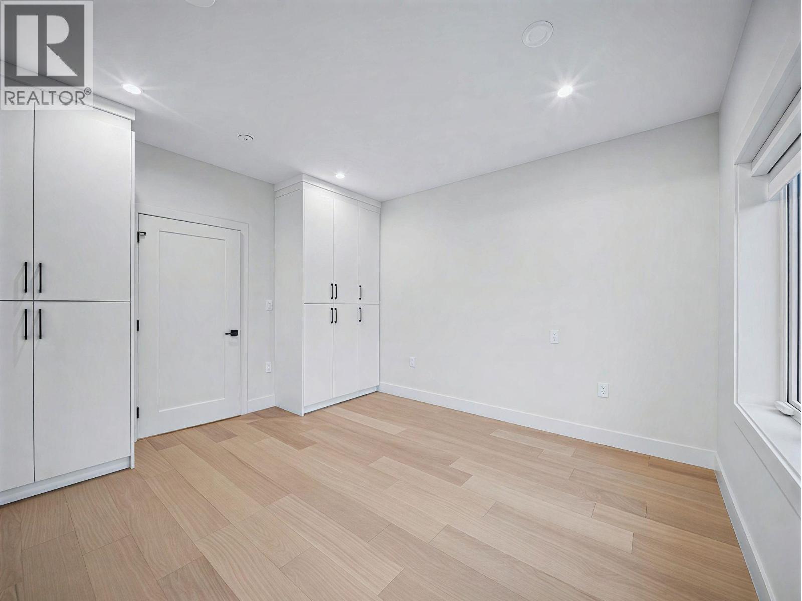 2 6989 Kerr Street Property Photo 14