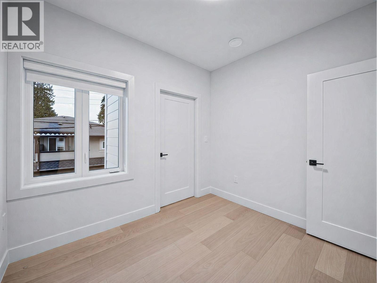 2 6989 Kerr Street Property Photo 15