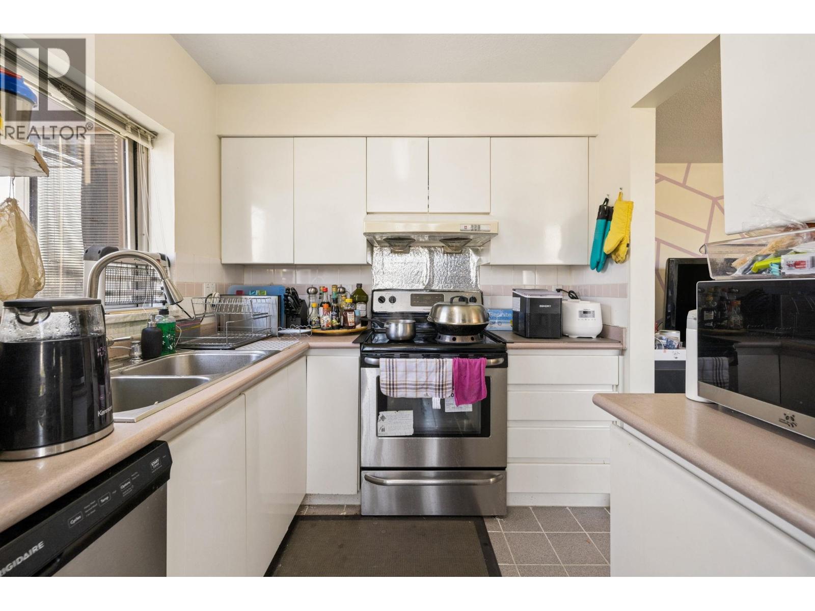 1606 9633 Manchester Drive Property Photo 16