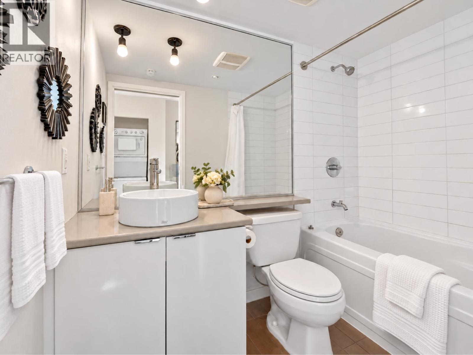 2508 233 Robson Street Property Photo 3