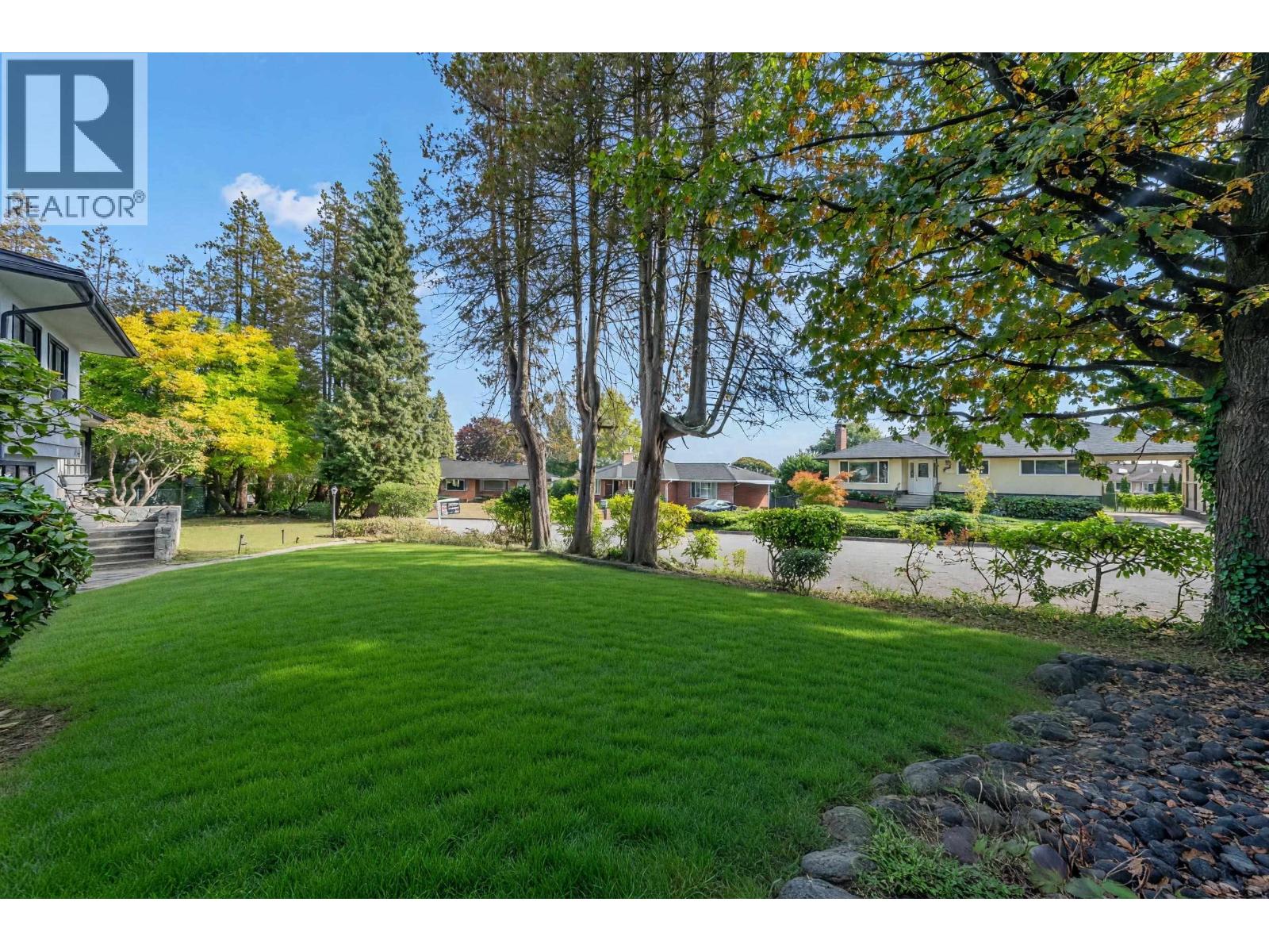 8758 Crest Drive Property Photo 4