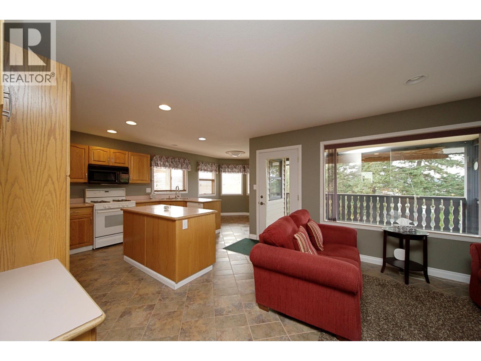 599 Pearkes Drive Property Photo 10