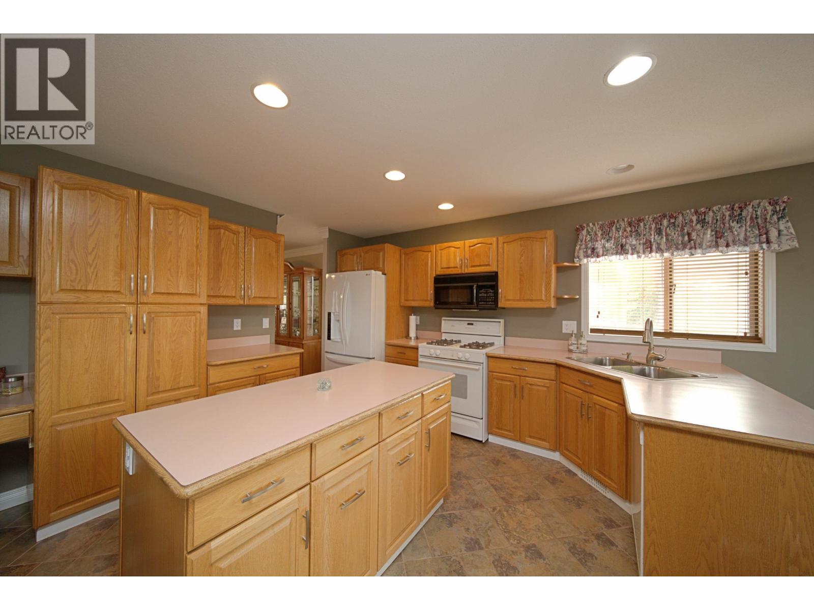 599 Pearkes Drive Property Photo 14