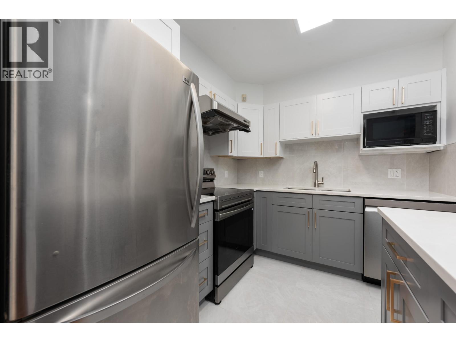 15 3428 Adanac Street Property Photo 5
