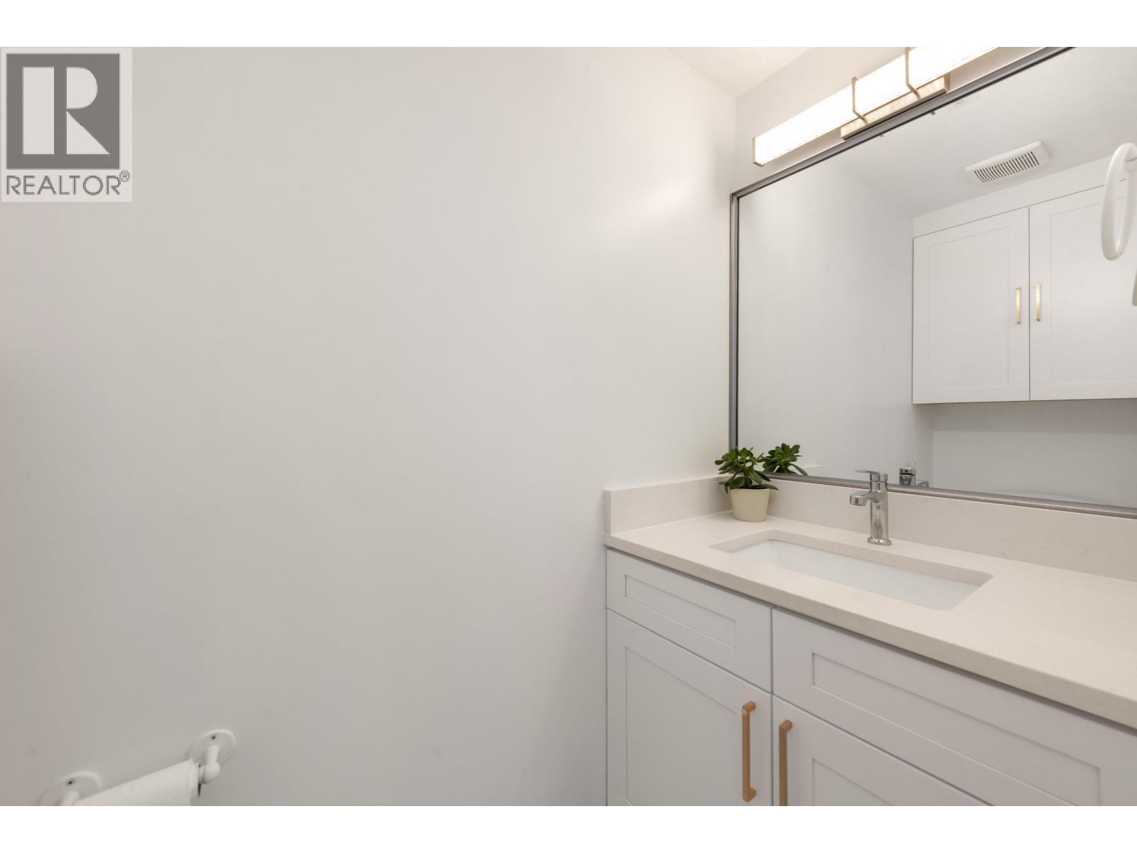 15 3428 Adanac Street Property Photo 6
