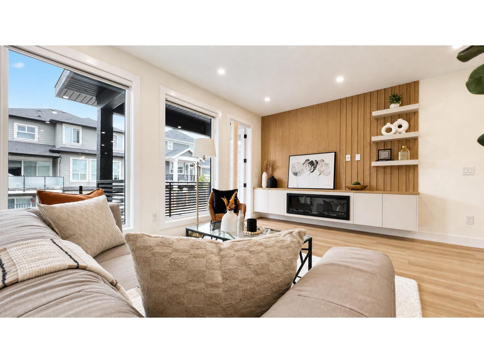 16521 20 Avenue Property Photo 4