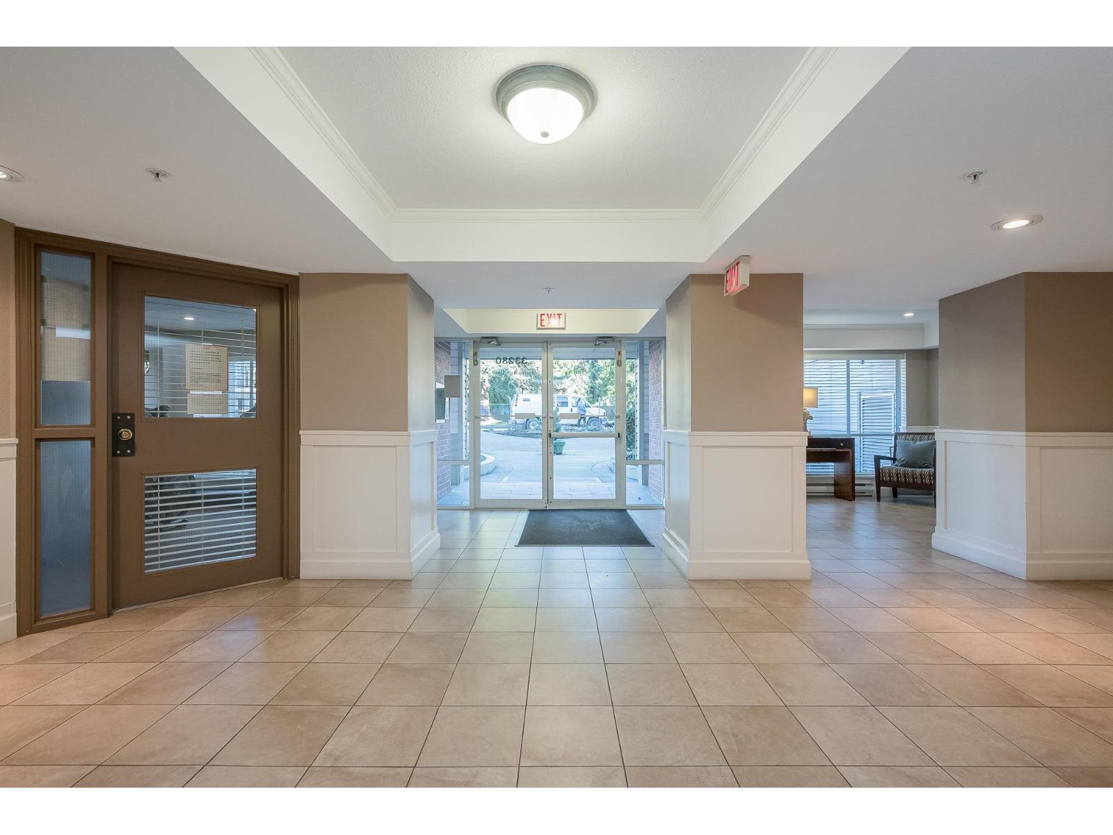 208 33280 E Bourquin Crescent Property Photo 4