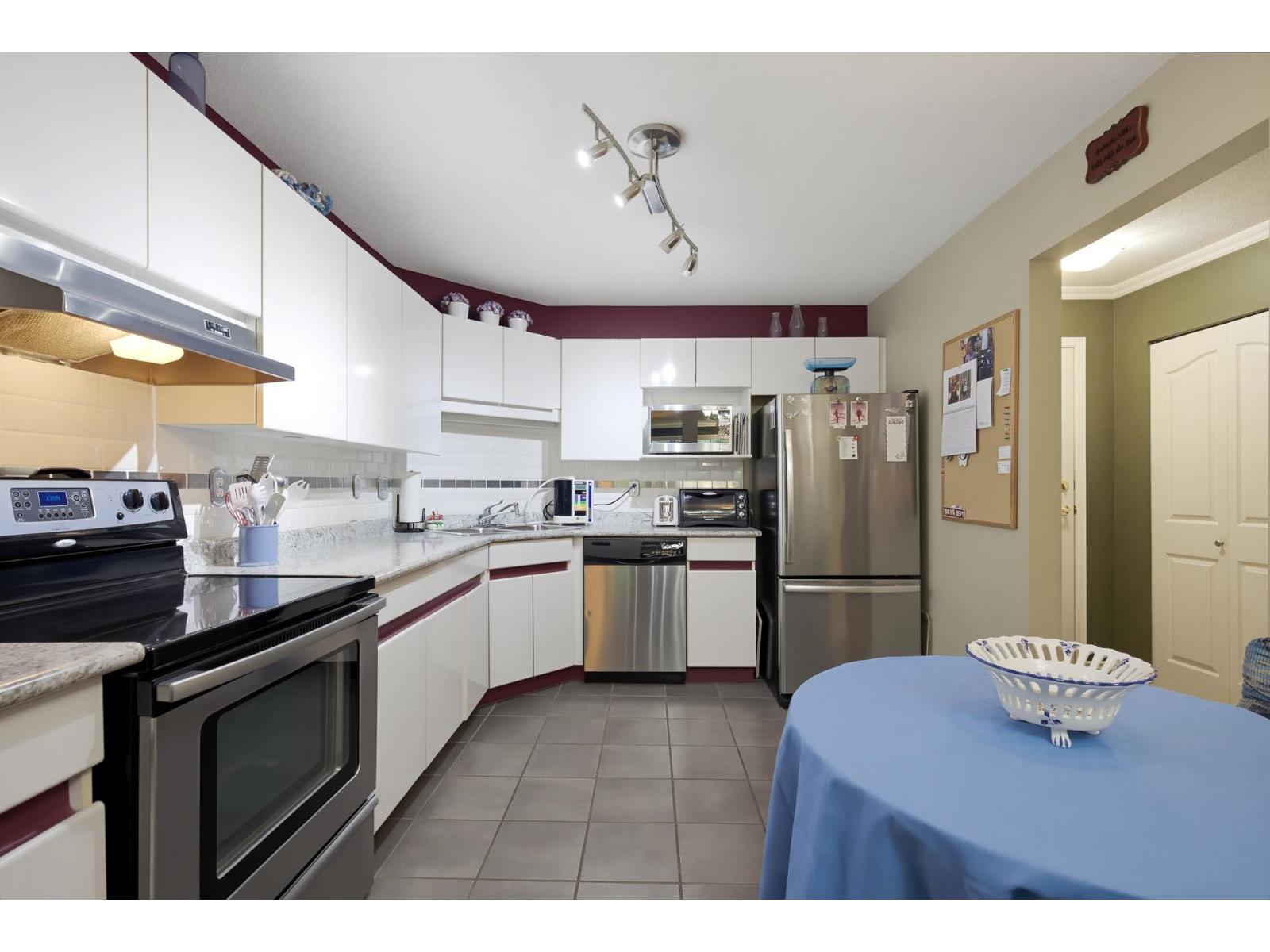 208 33280 E Bourquin Crescent Property Photo 7