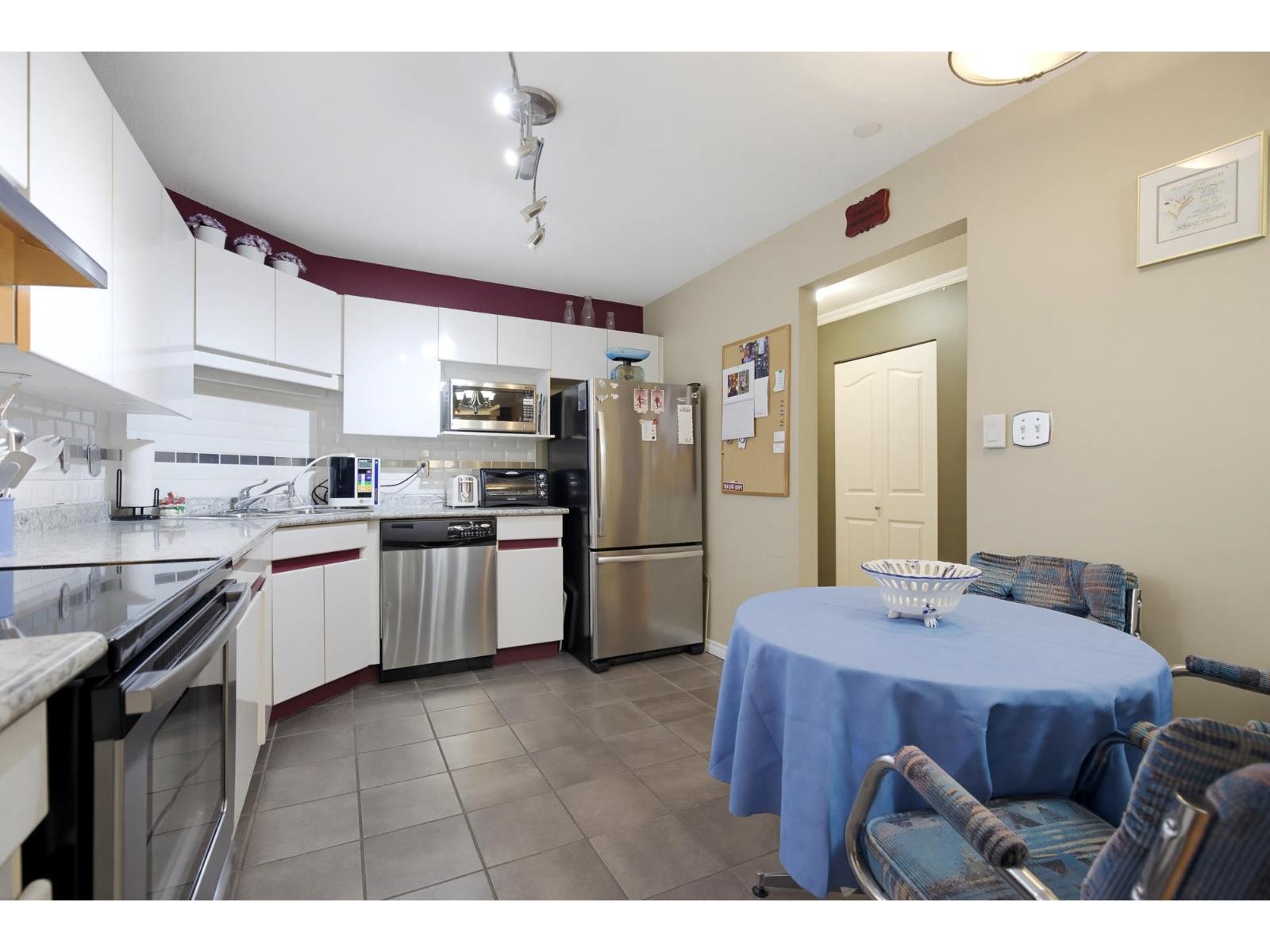 208 33280 E Bourquin Crescent Property Photo 8