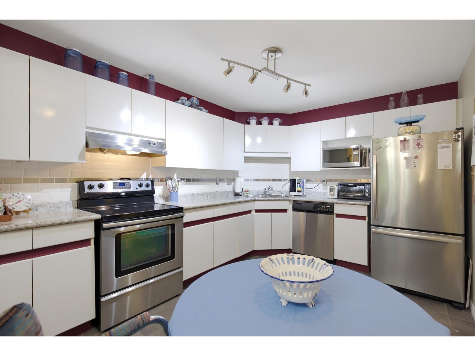 208 33280 E Bourquin Crescent Property Photo 12