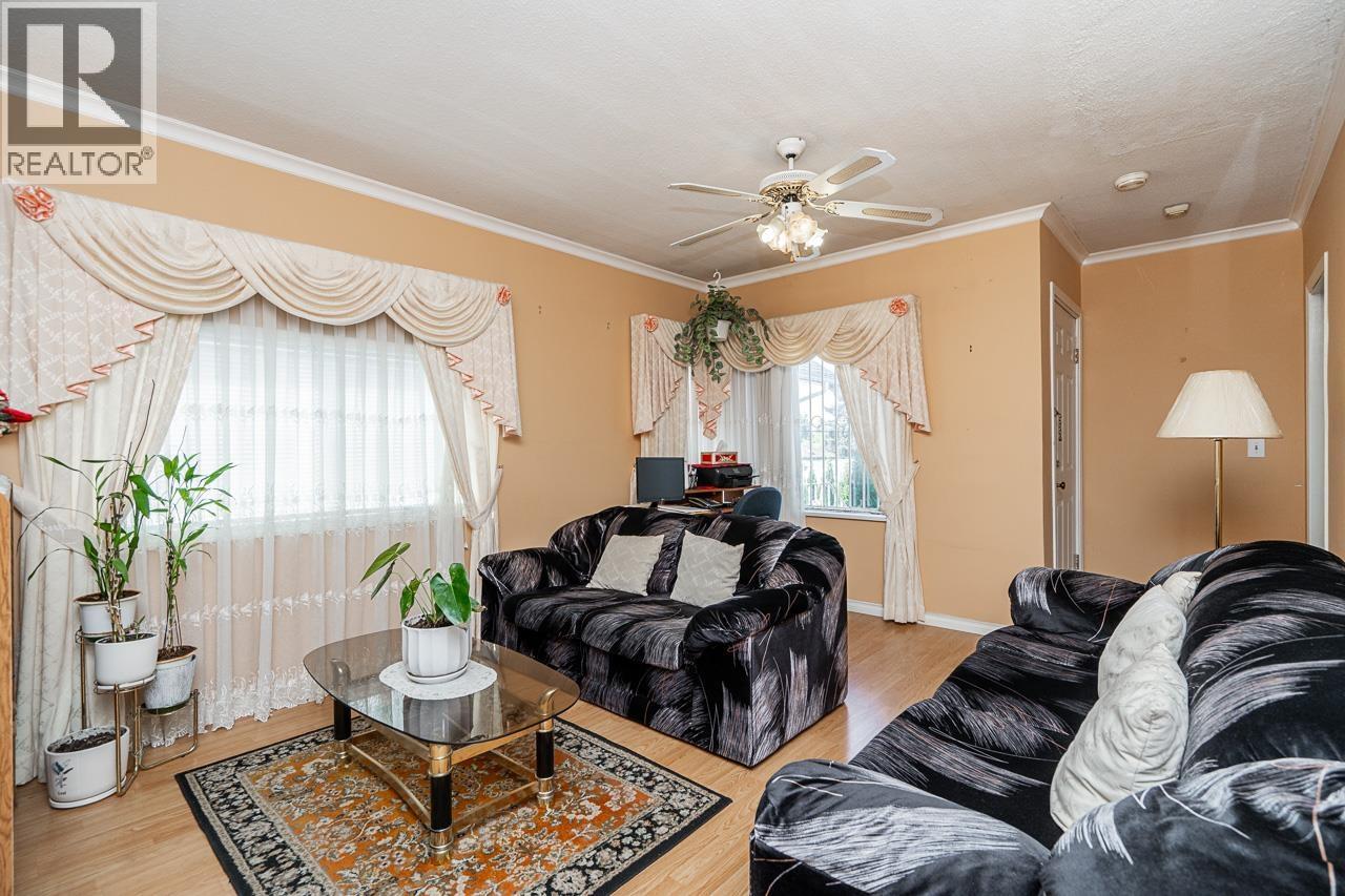4712 Victoria Drive Property Photo 5