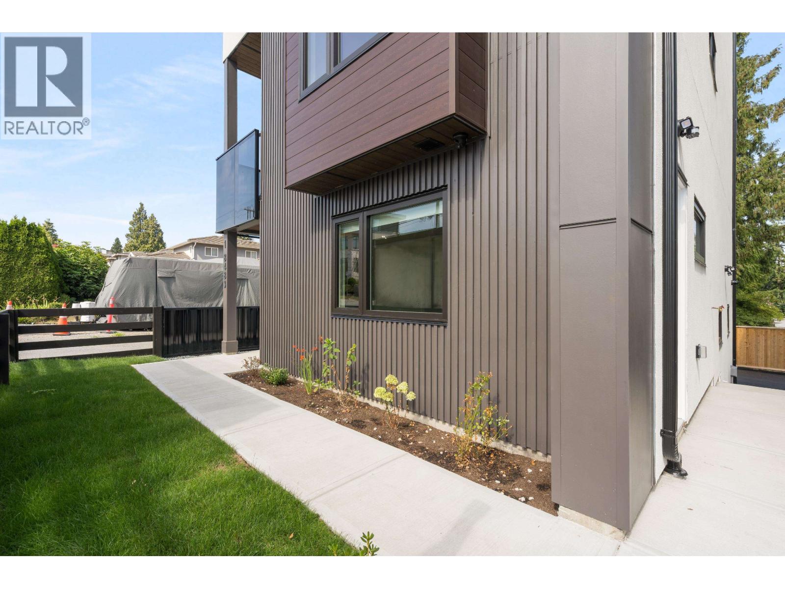 3 8483 16 Avenue Property Photo 2