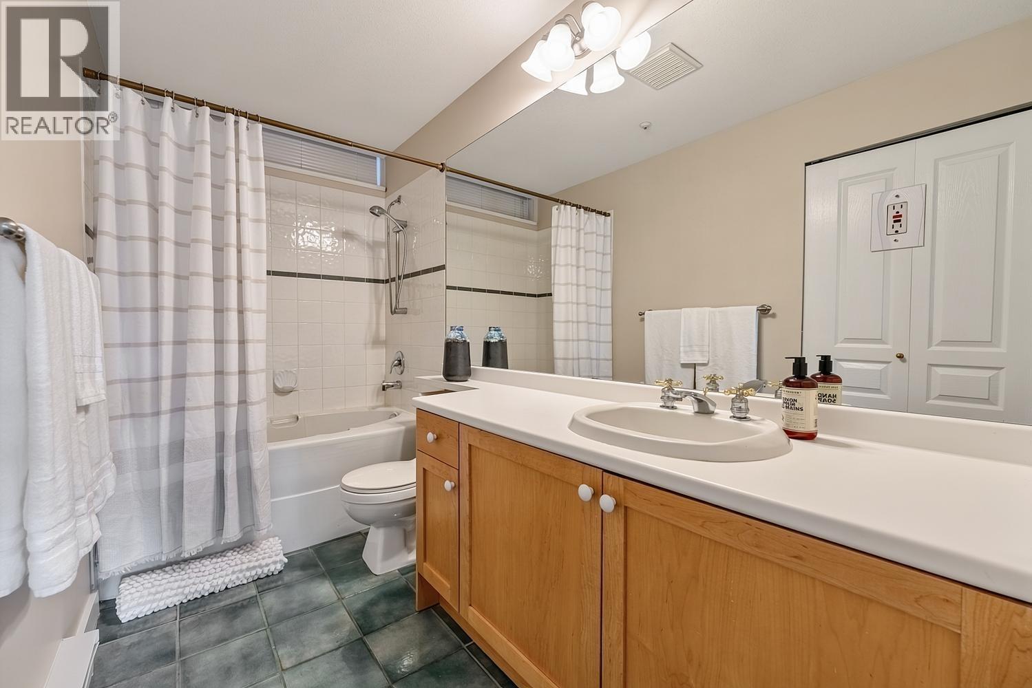 302 2020 E Kent Avenue Property Photo 24