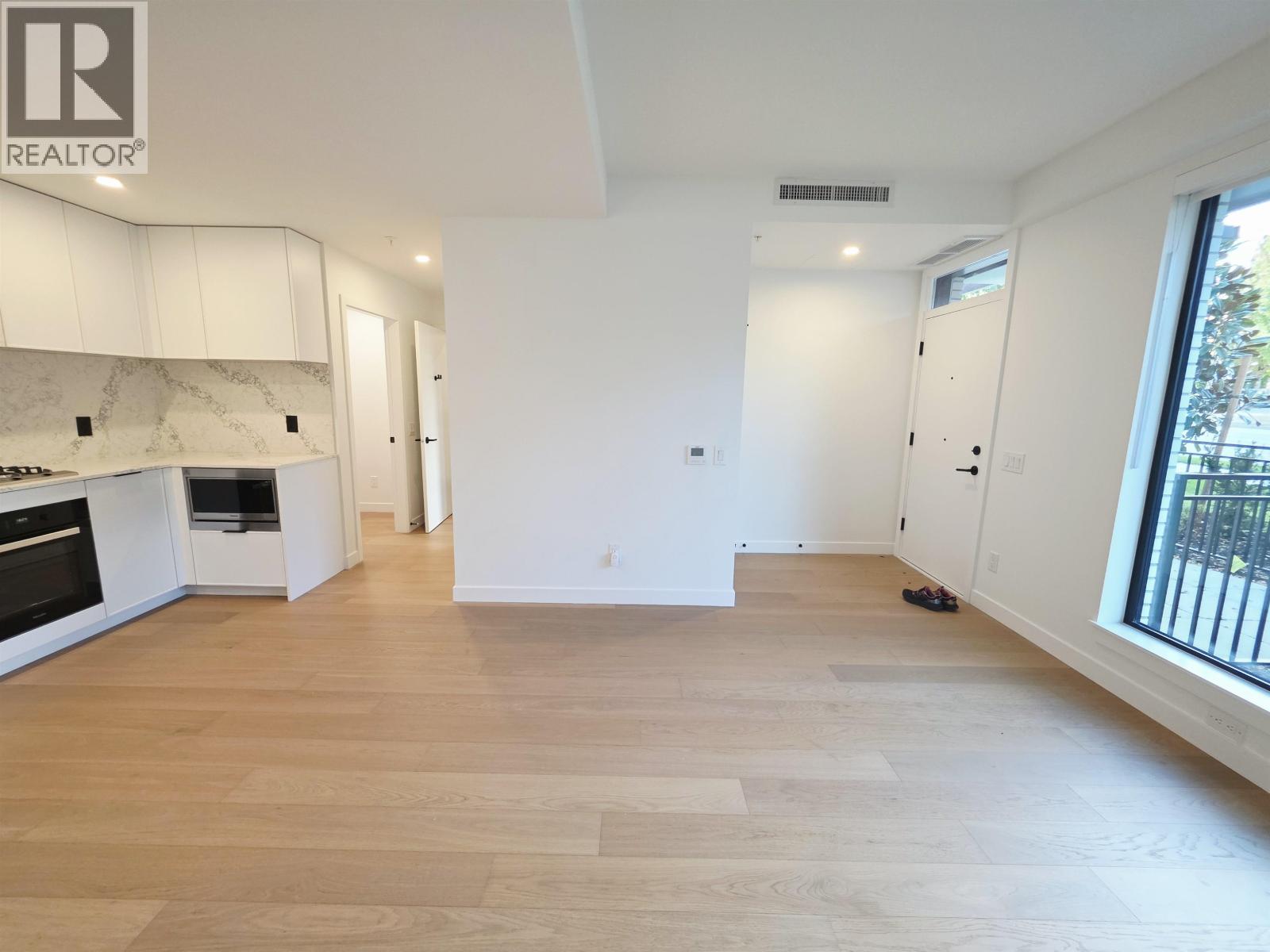 189 5433 Oak Street Property Photo 7