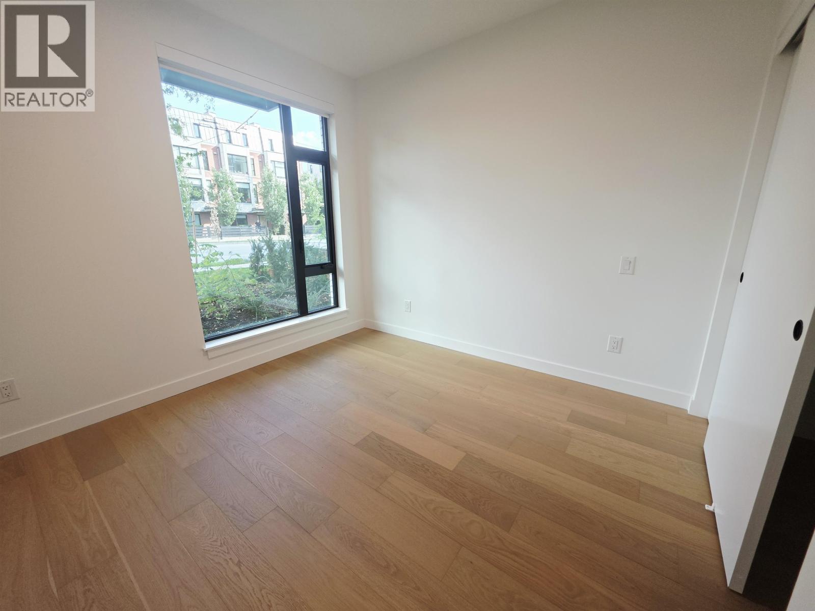 189 5433 Oak Street Property Photo 8